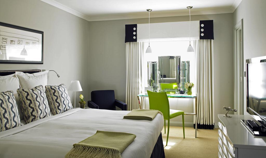Zimmer mit Kingsize-Bett