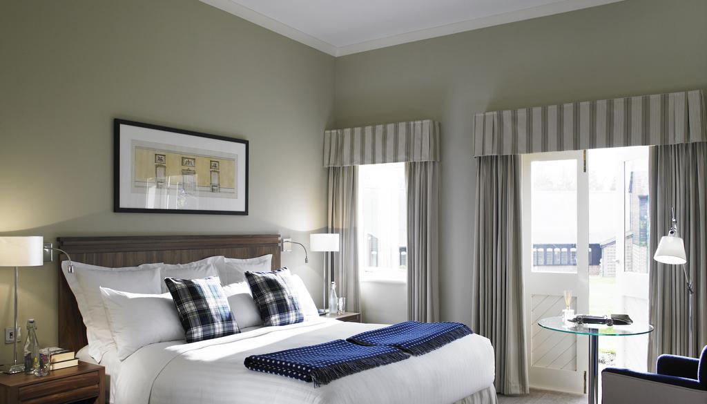 Zimmer mit Kingsize-Bett und Gartenblick.